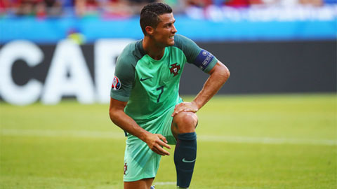 Ronaldo tự nói, tự nghe trong buổi họp báo sau trận hòa Hungary
