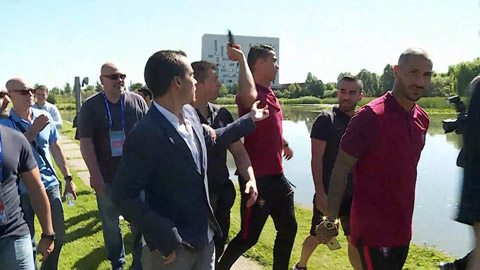 Nhà đài Bồ Đào Nha yêu cầu Ronaldo xin lỗi sau vụ ném micro