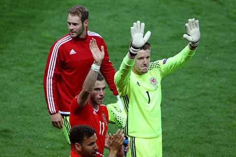 Bale (áo đỏ) sẽ tiếp tục dẫn dắt xứ Wales lọt vào tới tứ kết?