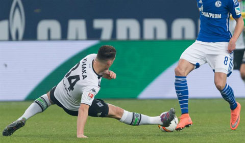 Xhaka thi đấu rất máu lửa khi còn khoác áo M'gladbach