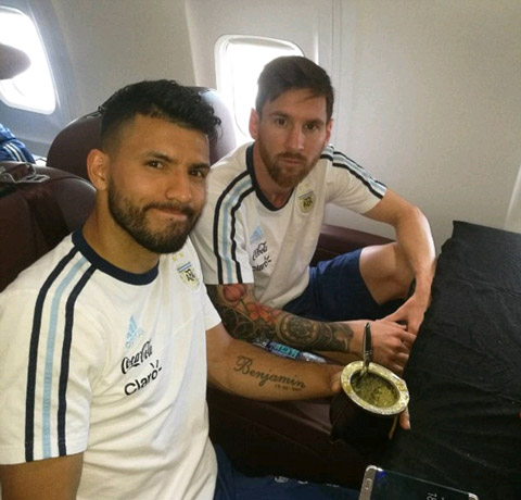 Aguero tự sướng bên Messi