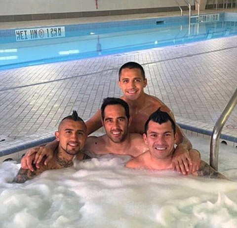 Trước đó, Sanchez, Medel, Bravo và Vidal đã thư giãn tại bể sục hơi