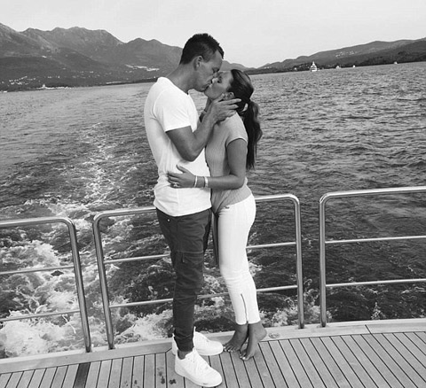 Trung vệ John Terry (Chelsea/ĐT Anh) và bà xã Toni lãng mạn trên bãi biển ở Croatia