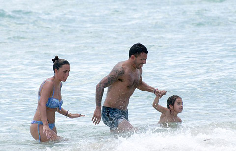 Tiền đạo Carlos Tevez (Boca Juniors/ĐT Argentina) cùng vợ và con đi tắm biển 