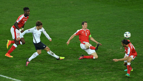 Pháp chia điểm với Thụy Sỹ ở lượt trận cuối vòng bảng