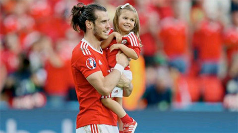 Bale nô đùa cùng con gái đẹp như thiên thần sau trận thắng Bắc Ireland