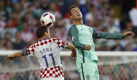 Ronaldo tranh chấp quyết liệt với Corluka