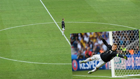 Thủ môn Neuer lại bỏ khung thành lên đứng ở giữa sân