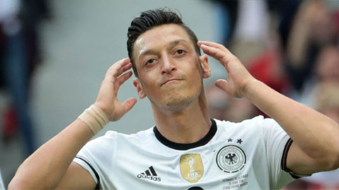 Oezil là cầu thủ Đức đầu tiên đá hỏng 11m ở EURO