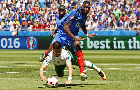 Pogba và pha phạm lỗi thiếu kinh nghiệm khiến ĐT Pháp phải nhận 1 quả penalty.