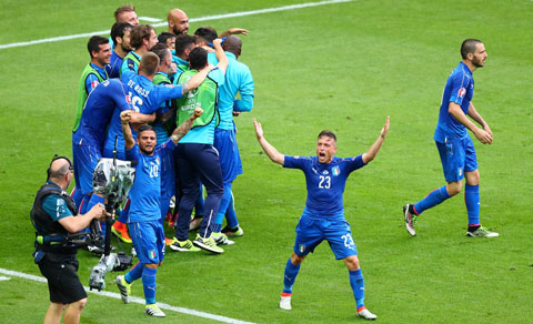 Italia xứng đáng với chiếc vé vào tứ kết