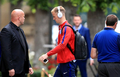 Thủ thành Joe Hart đeo tai nghe và dường như không muốn trả lới bất kì điều gì từ báo giới