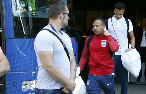 Nathaniel Clyne (giữa) rảo bước lên xe ô tô. Hậu vệ của Liverpool không được ra sân tại EURO 2016