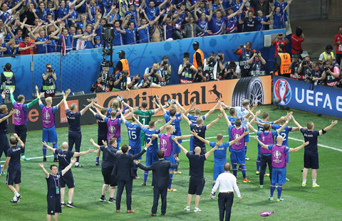 Màn ăn mừng thể hiện sự đoàn kết của đất nước Iceland
