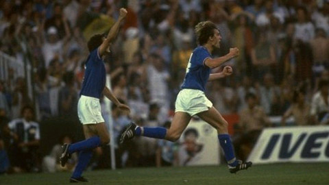 Marco Tardelli ăn mừng bàn thắng cho Italia