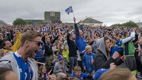 CĐV Iceland đang hạnh phúc với màn trình diễn của đội nhà