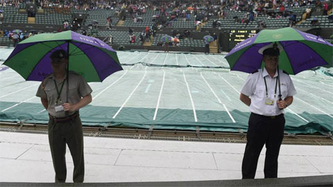 Wimbledon khổ vì mưa, Djokovic lập kỷ lục mới
