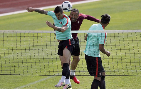 (Từ trái qua) Vierinha, Eduardo và Bruno Alves tích cực tập luyện trước trận với Ba Lan