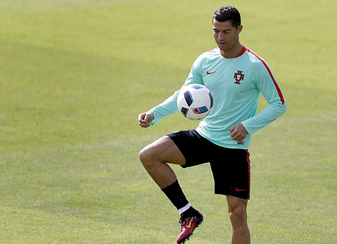 Ronaldo khởi động với trái bóng