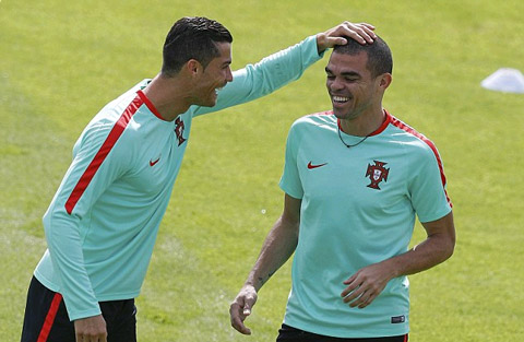 Ronaldo vui vẻ trêu đùa người đồng đội Pepe