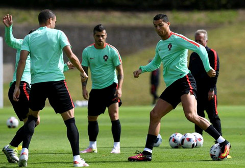 Ronaldo cùng các đồng đội tập nhóm