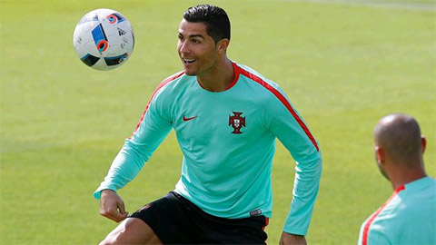 Ronaldo khoe hàng trước trận tứ kết với Ba Lan