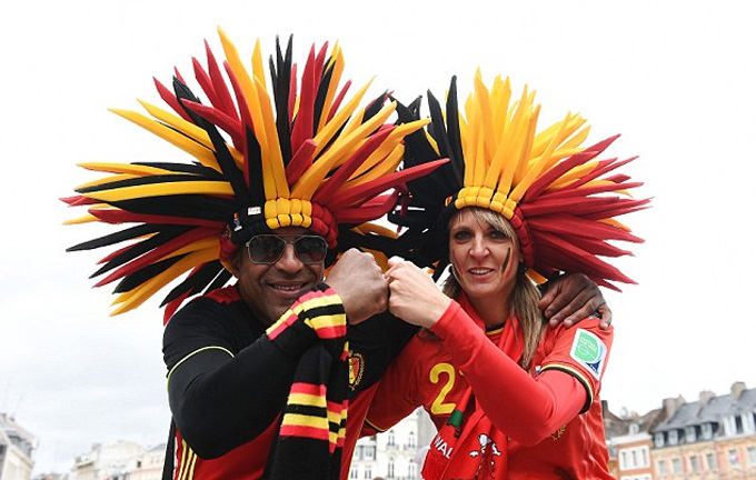 CĐV Bỉ với những chiêc mũ ấn tượng mang 3 màu quốc kỳ đen, đỏ, vàng