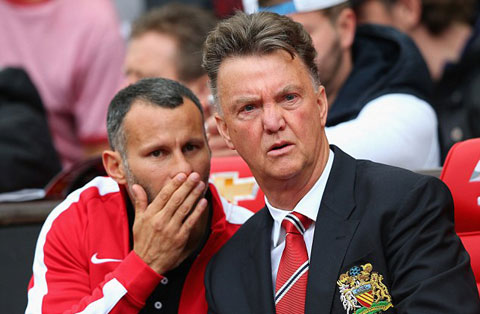 Giggs trong vai trò trợ lý của Van Gaal