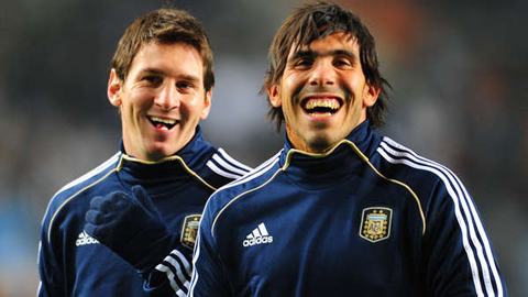 Tevez và Messi là những tài năng sáng giá của LĐBĐ Argentina. Không chỉ là các cầu thủ xuất sắc, họ còn mang trong mình tinh thần đồng đội và lòng tự hào là người Argentina. Hãy thưởng thức hình ảnh của họ trên sân cỏ.