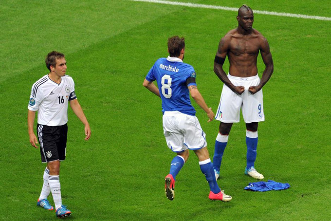 Balotelli ăn mừng bàn thắng vào lưới ĐT Đức ở bán kết EURO 2012