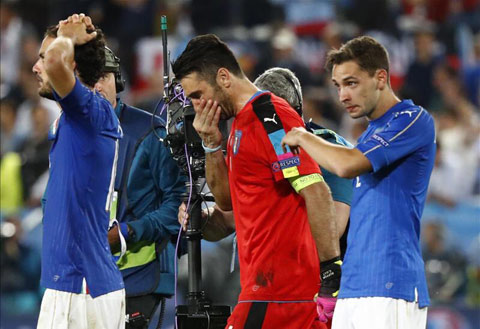 Buffon bật khóc khi trận đấu kết thúc