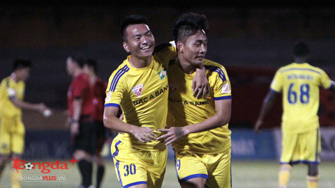 Hồ Tuấn Tài (bìa phải) ghi 2 bàn cho SLNA - Ảnh: Phan Tùng