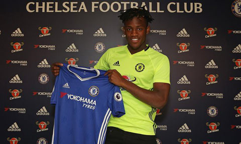 Không phải là đội bóng theo đuổi Batshuayi sốt sắng nhất nhưng cuối cùng Chelsea lại có được sự phục vụ của chân sút người Bỉ. Batshuayi ký hợp đồng 5 năm với đội chủ sân Stamford Bridge và được kỳ vọng sẽ là Didier Drogba mới