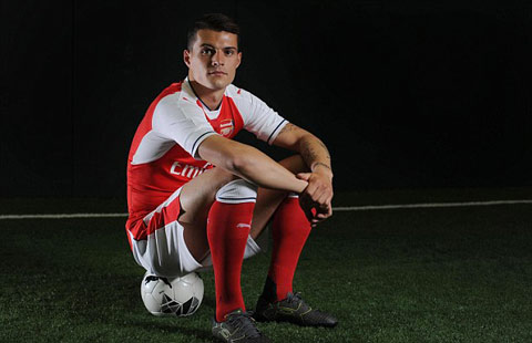 Sau rất nhiều cuộc thương thảo, Arsenal đã chiêu mộ thành công Xhaka và biến cầu thủ này thành bản hợp đồng đắt giá thứ 2 trong lịch sử Pháo thủ (sau Mesut Oezil).