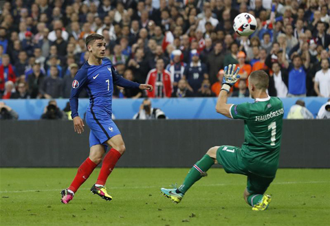 Griezmann bấm bóng kỹ thuật qua cầu thủ môn Iceland