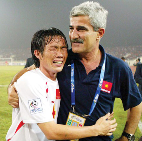 Tấn Tài gục đầu vào vai HLV Calisto khóc nức nở sau khi vô địch AFF Cup 2008