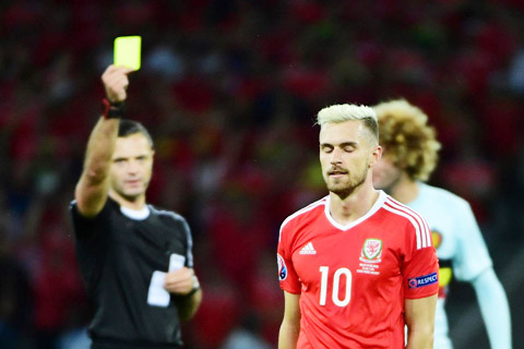 Ramsey dính thẻ vàng tai hại trong trận đấu với Bỉ