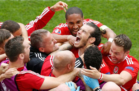 Trong khi Bale ăn mừng cùng các thành viên đội bóng...