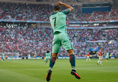 ...thì Ronaldo ăn mừng một mình