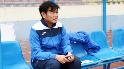 HLV Phan Thanh Hùng lo lắng vì sức khỏe toàn đội Than.QN