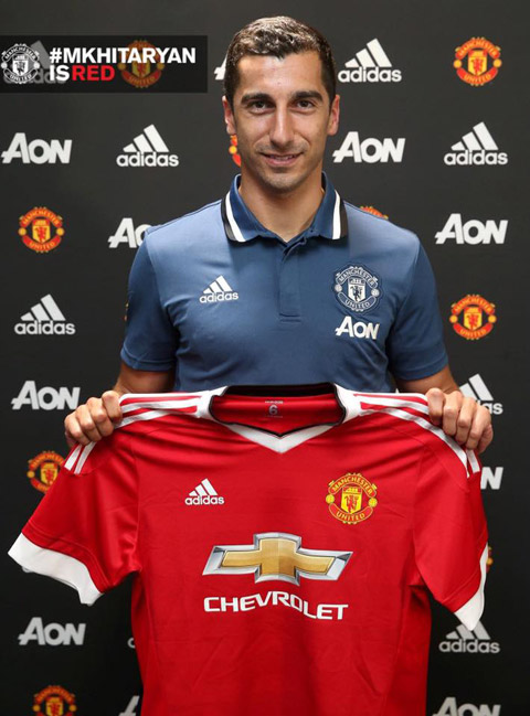 Mkhitaryan cười hết cỡ bên áo đấu của M.U 