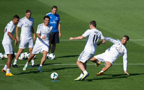 Ronaldo và Bale quyết tâm trong từng pha bóng