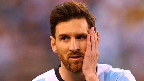 Trái bóng Messi sút lên khán đài được rao bán hơn 666 triệu đồng