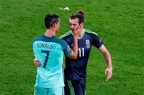 Ronaldo an ủi Bale sau trận