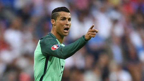 Ronaldo cân bằng kỷ lục ghi bàn ở EURO của Michel Platini
