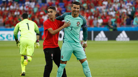 Ronaldo trao niềm vui đặc biệt cho cậu bé nhặt bóng
