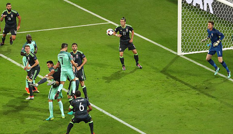 Cú đánh đầu dũng mãnh của Ronaldo