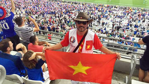 Khi lá cờ Việt Nam vươn lên trên đầu khán đài, sân cỏ sẽ trở nên lung linh và nhiều cảm hứng. Đến bán kết Euro 2024, đội tuyển Việt Nam sẽ mang tối đa sức ép và mong muốn chiến thắng với một bữa tiệc bóng đá tuyệt vời. Hãy cùng nhau đến sân cỏ và cùng đội tuyển Việt Nam hướng tới ngôi vô địch.