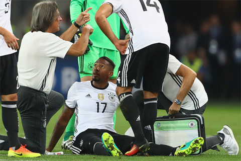 Boateng phải rời sân giữa chừng ở trận bán kết giữa Đức và Pháp