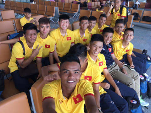 Các tuyển thủ U16 Việt Nam vui vẻ selfie tại sân bay trước khi bước vào những trận đấu khó khăn tại VCK U16 ĐNA sắp tới